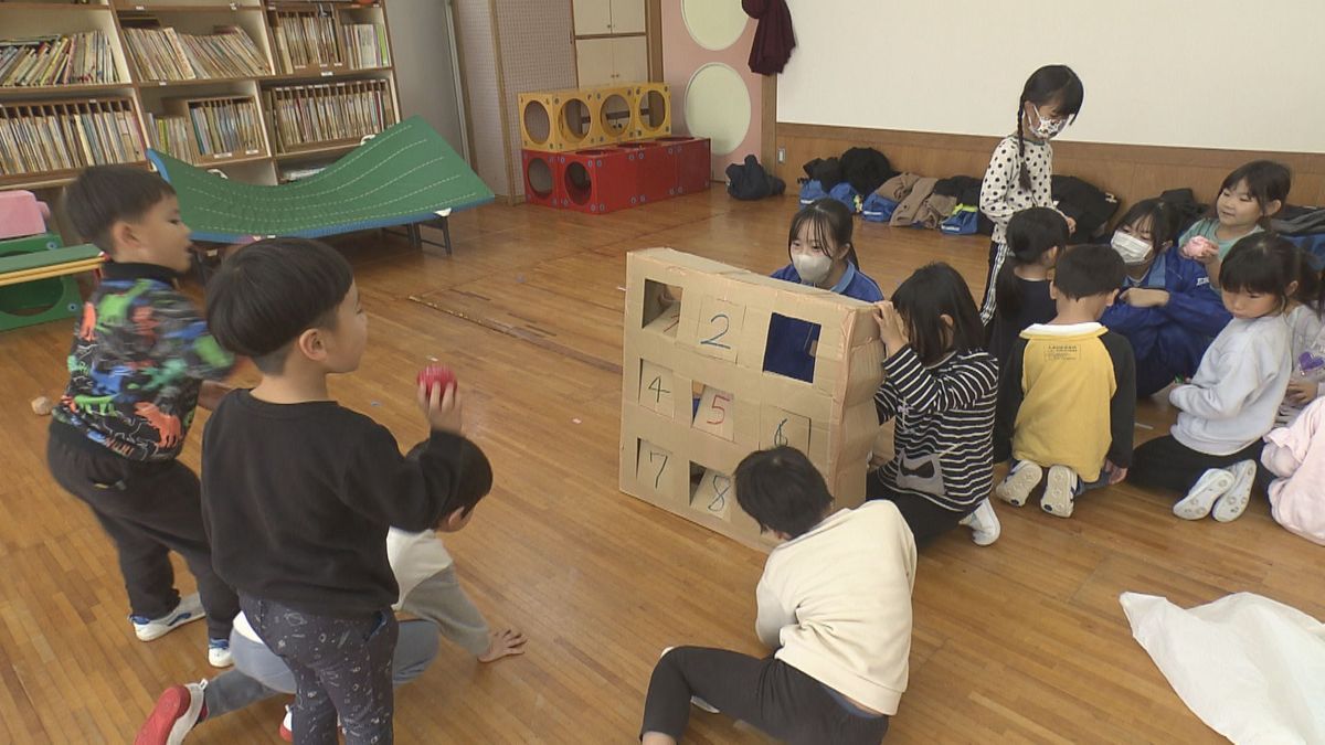 中学生が手作りおもちゃで地域の子どもと交流 育児の楽しさ 難しさを実感