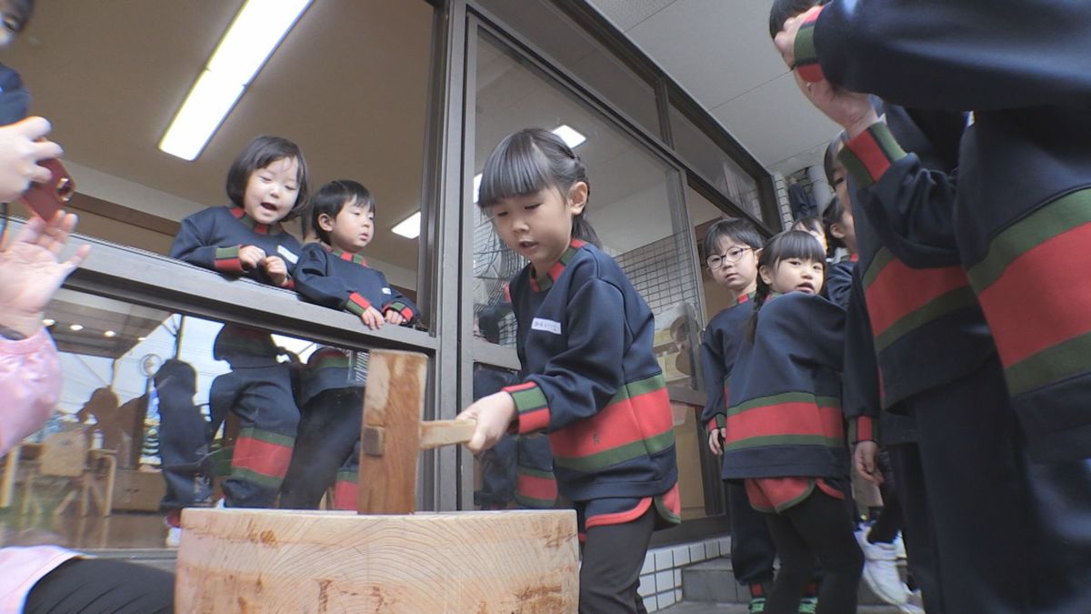 力いっぱい「よいしょ！」　園児が餅つき体験　昔ながらのきねと臼で　敦賀市･早翠幼稚園