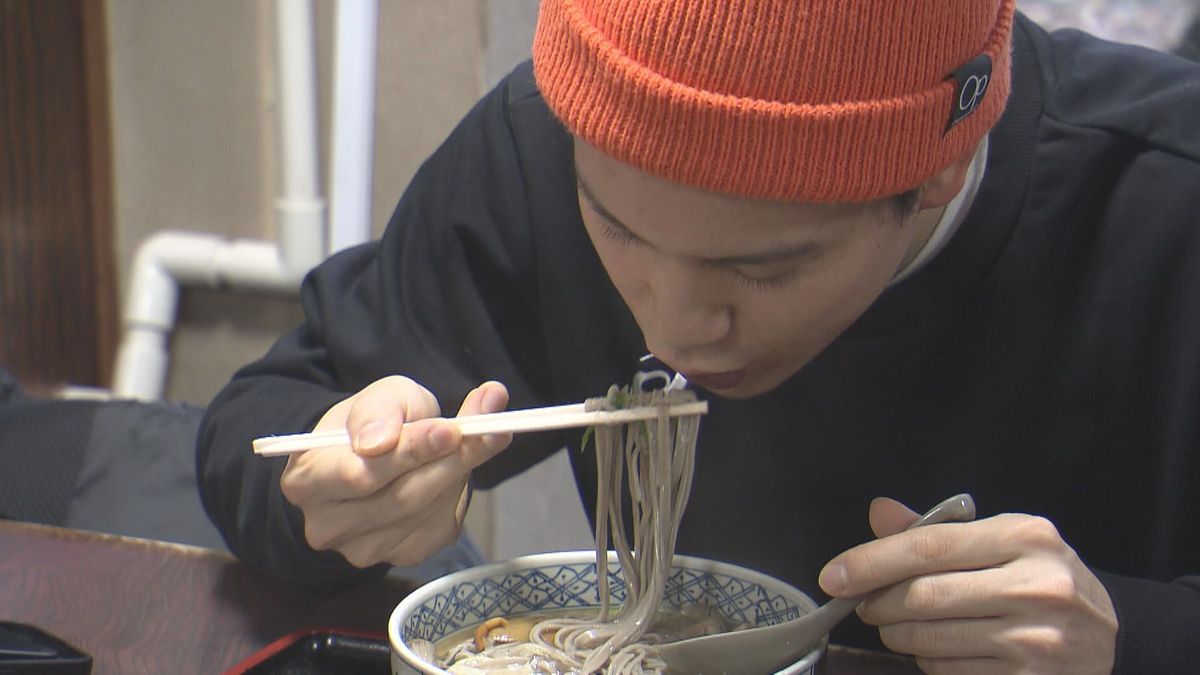 1年の締めくくりに 年越しそば食べる人でにぎわう 普段の4倍、約800食を用意 福井市・越前つるきそば本店