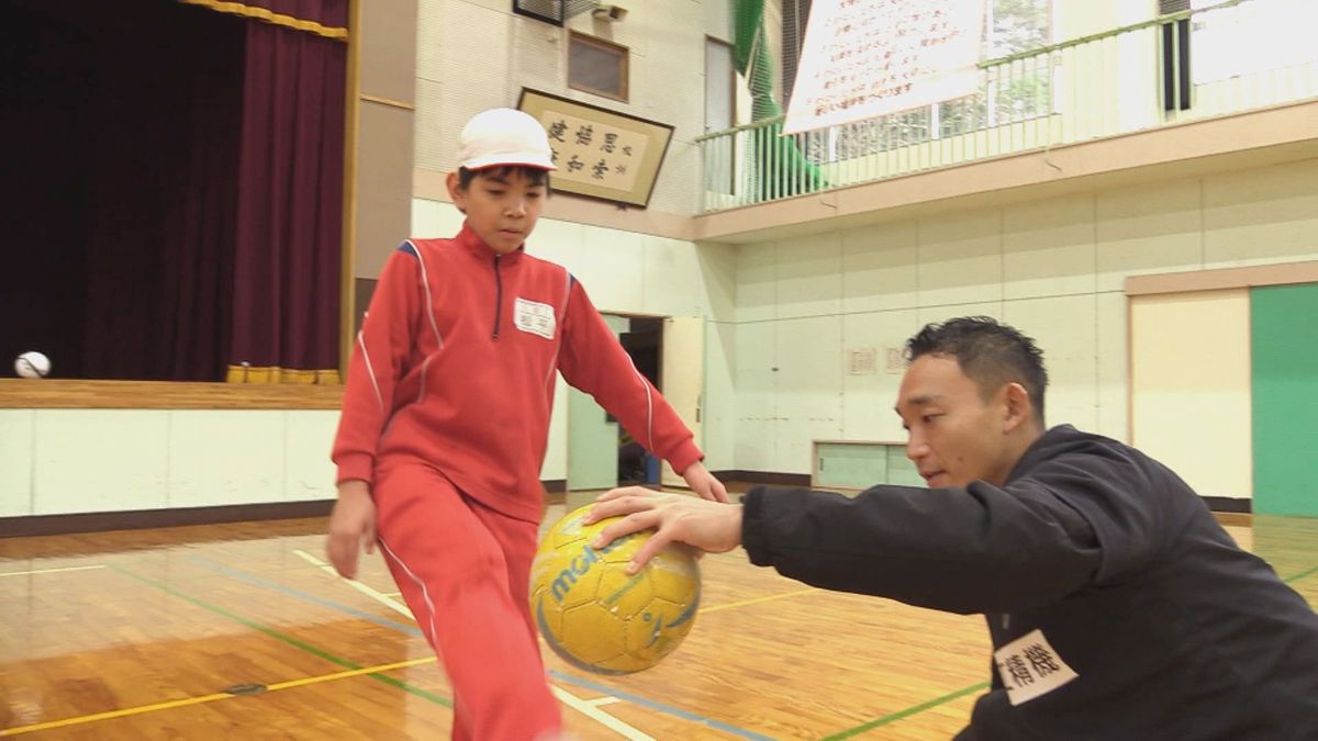 全校児童1人の小学校に“助っ人”登場　福井ユナイテッドFCの選手、体育でリフティングなど指導　福井市･殿下小学校