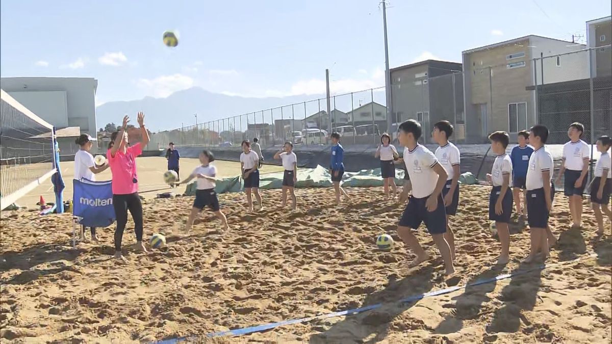 児童がビーチバレーなどに挑戦　元日本代表選手が直接指導　スポーツの秋を満喫　大野高校の専用コート