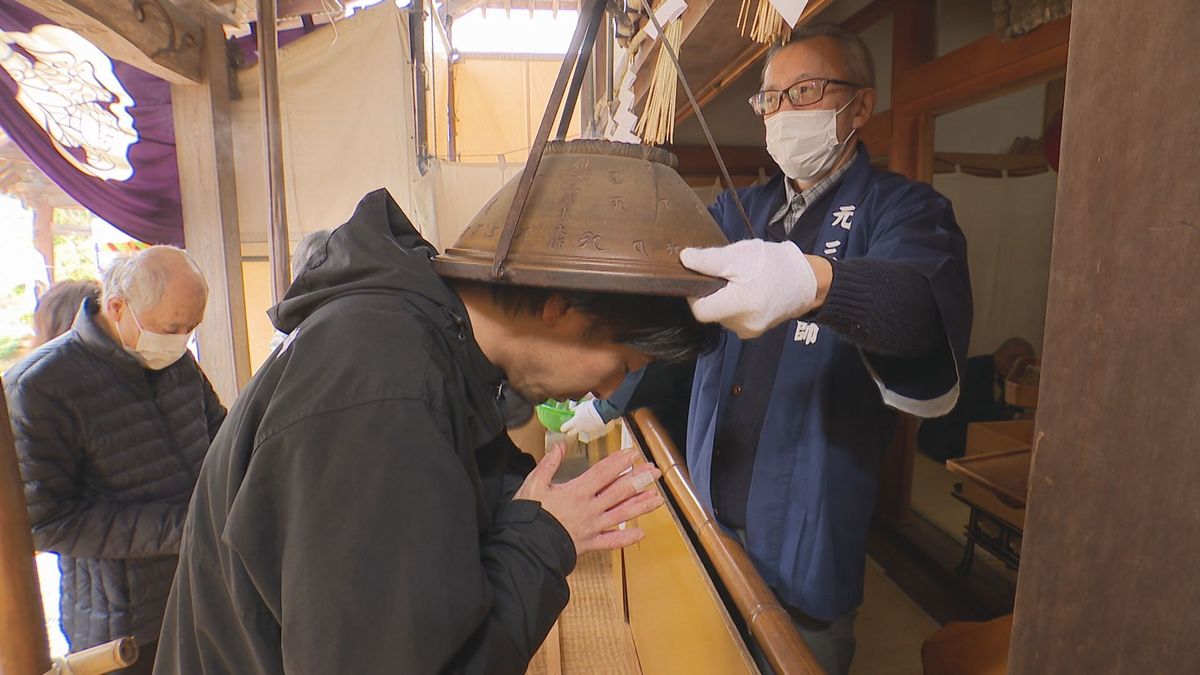 伝統行事「すりばちやいと」 すり鉢状の護摩炉を頭にかぶせ、無病息災など祈願 鯖江市長泉寺町・中道院 起源は平安時代、はやり病から人々を救ったと ...