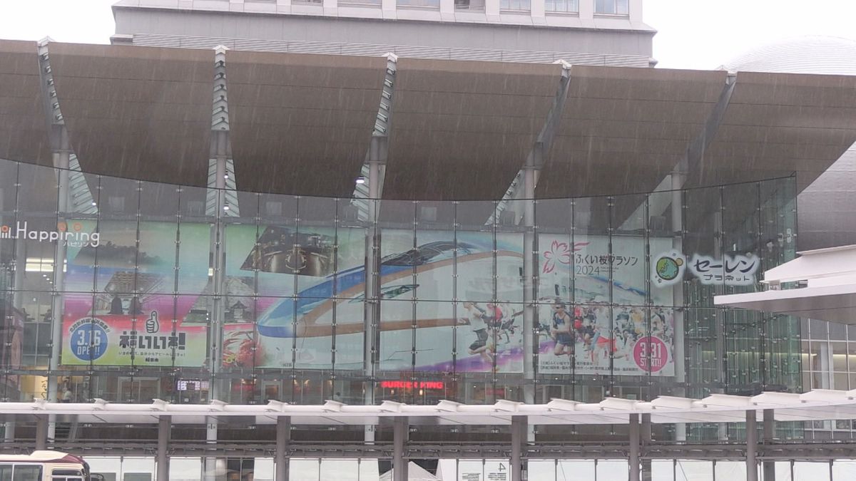 巨大な幕がお出迎え JR福井駅ハピテラス 新幹線開業を控えて観光PR 二次元コード付きポスターも