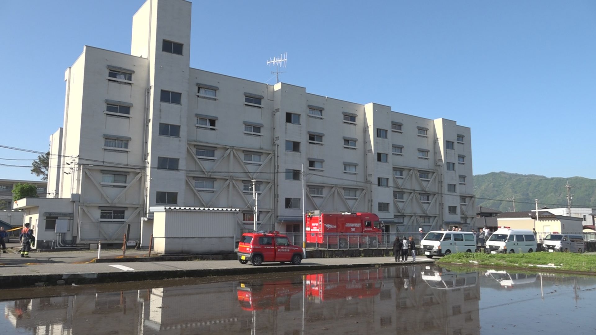 勝山市の集合住宅で火事　1人死亡1人重体　4階の部屋を焼く　布団が激しく燃える