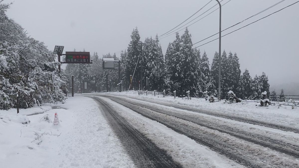 県境で除雪車が出動 奥越で今シーズンいちばんの冷え込み 観光客も雪にびっくり