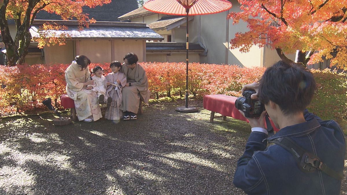 青空に映える紅葉　笑顔で“七五三”記念写真も　11月上旬から中旬並みの暖かさ　3日は嶺北で雨予報