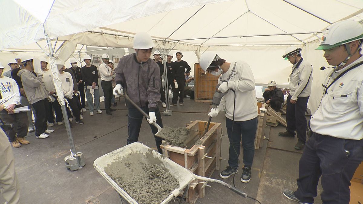 最先端の学びの場 福井駅前再開発ビルの工事現場で大学生がコンクリート施工を体験