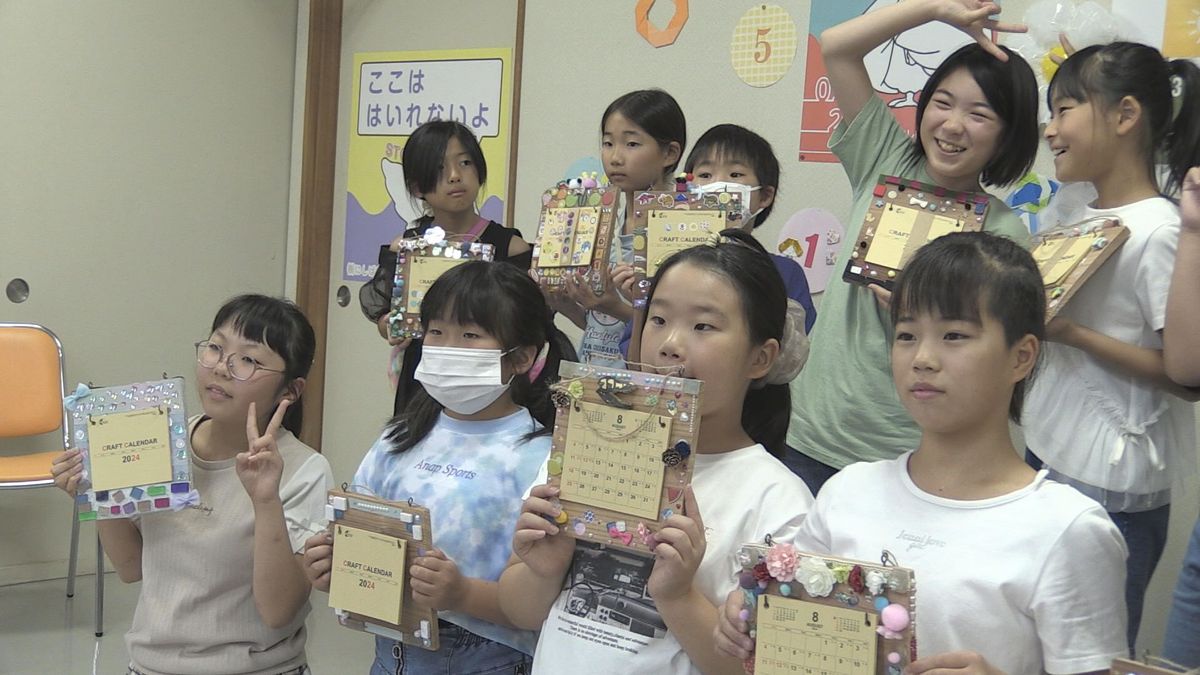 来年のカレンダー 福井県産スギ使って作ってみた リボン シールでかわいく