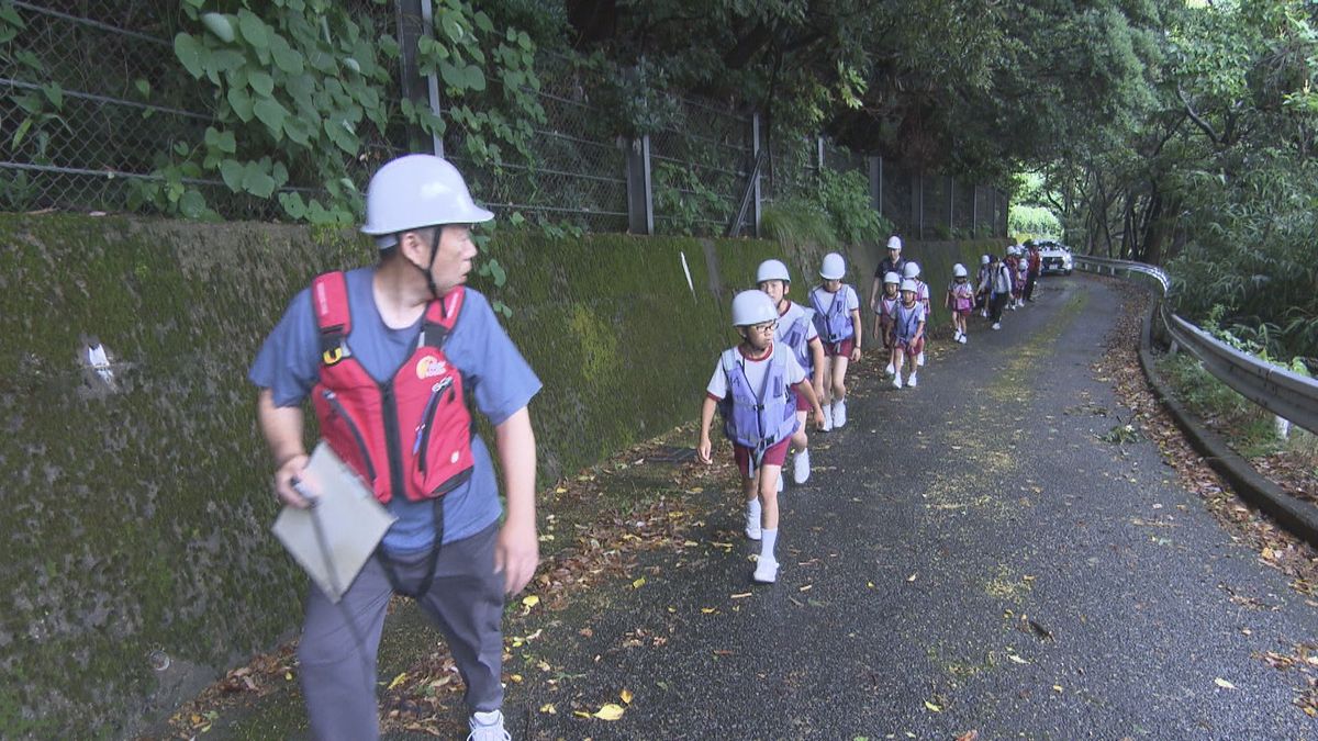 津波から逃げて高台へ　訓練で避難経路など確認　海抜5メートル、海沿いの小学校