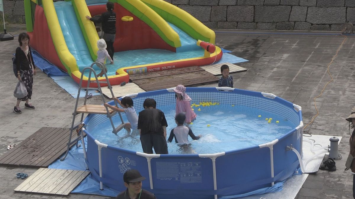真夏日に水鉄砲バトル白熱 福井市で水道事業100周年記念イベント 夏休みの子どもが水に親しむ