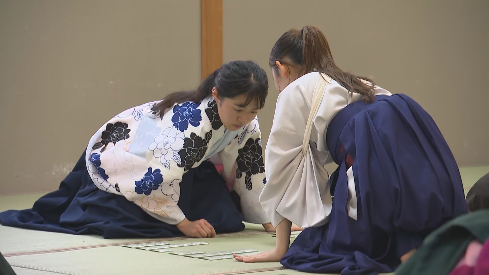 畳の上で札を取り合う　競技かるた