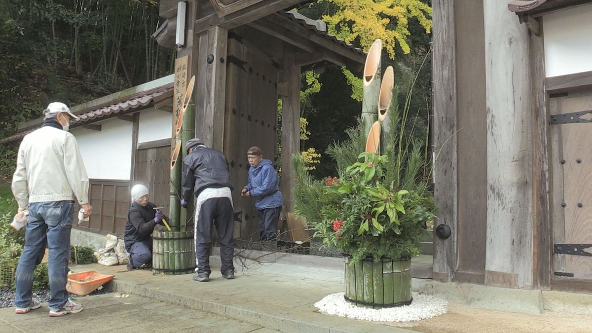 もういくつ寝ると？ 早くも「門松」設置 高さ2.2メートル 辰年の飛躍を期待 福井市･大安禅寺