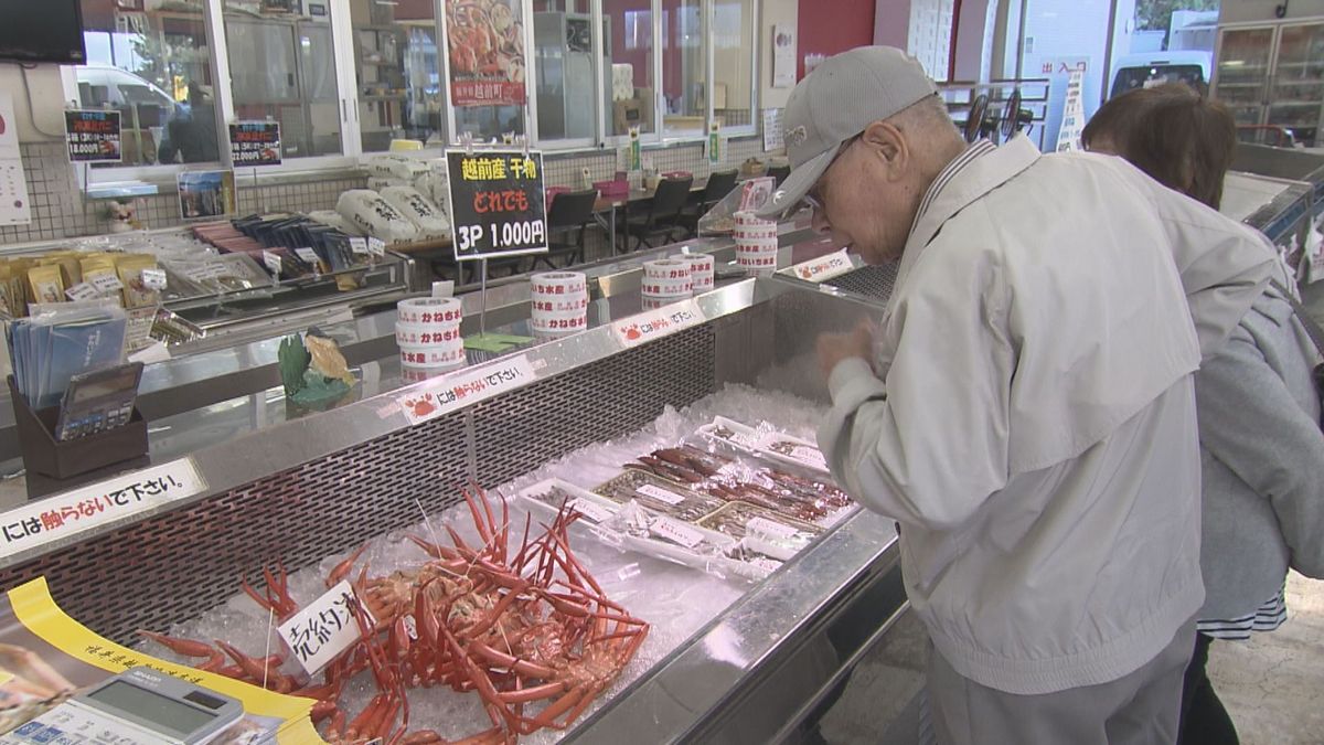 待ちわびた観光客が訪れるも 越前がに漁は延期 2年連続異例の事態に港町もやきもき