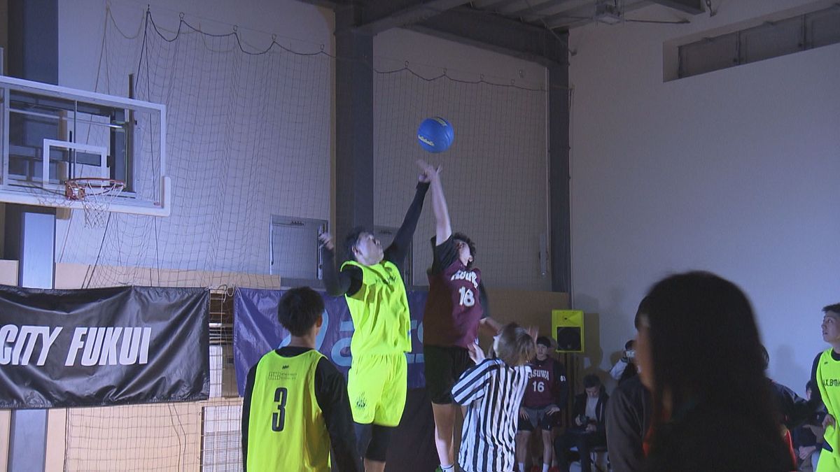 ロングシュートに鋭いドリブルからレイアップ 3人制のストリートバスケットボール 県予選で迫力のプレー 観客を魅了