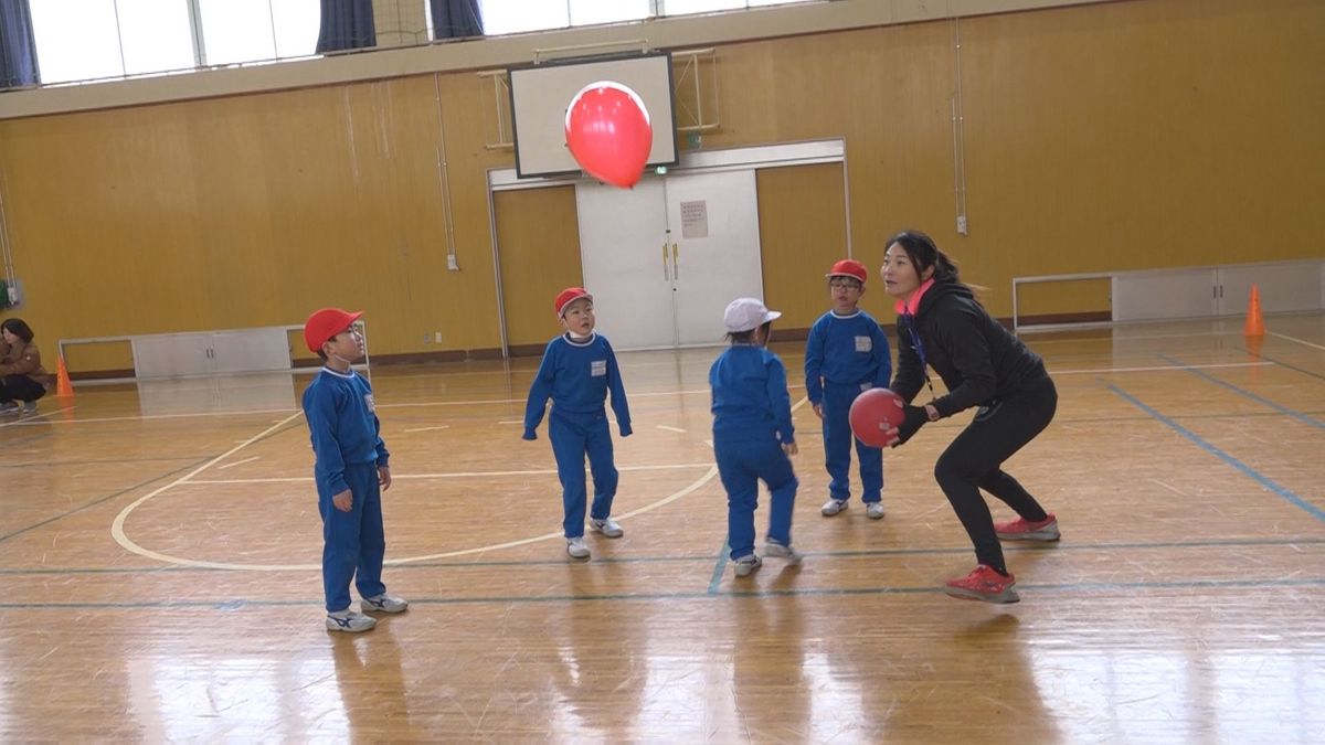 「体を動かすのは楽しい」大野市の小学校　世界で活躍する選手の特別授業　ビーチバレー幅口選手　