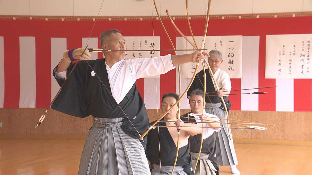 弓道の上達を願う 越前市で「新春初射会」 華やか余興も（2024年1月3日掲載）｜fbc News Nnn