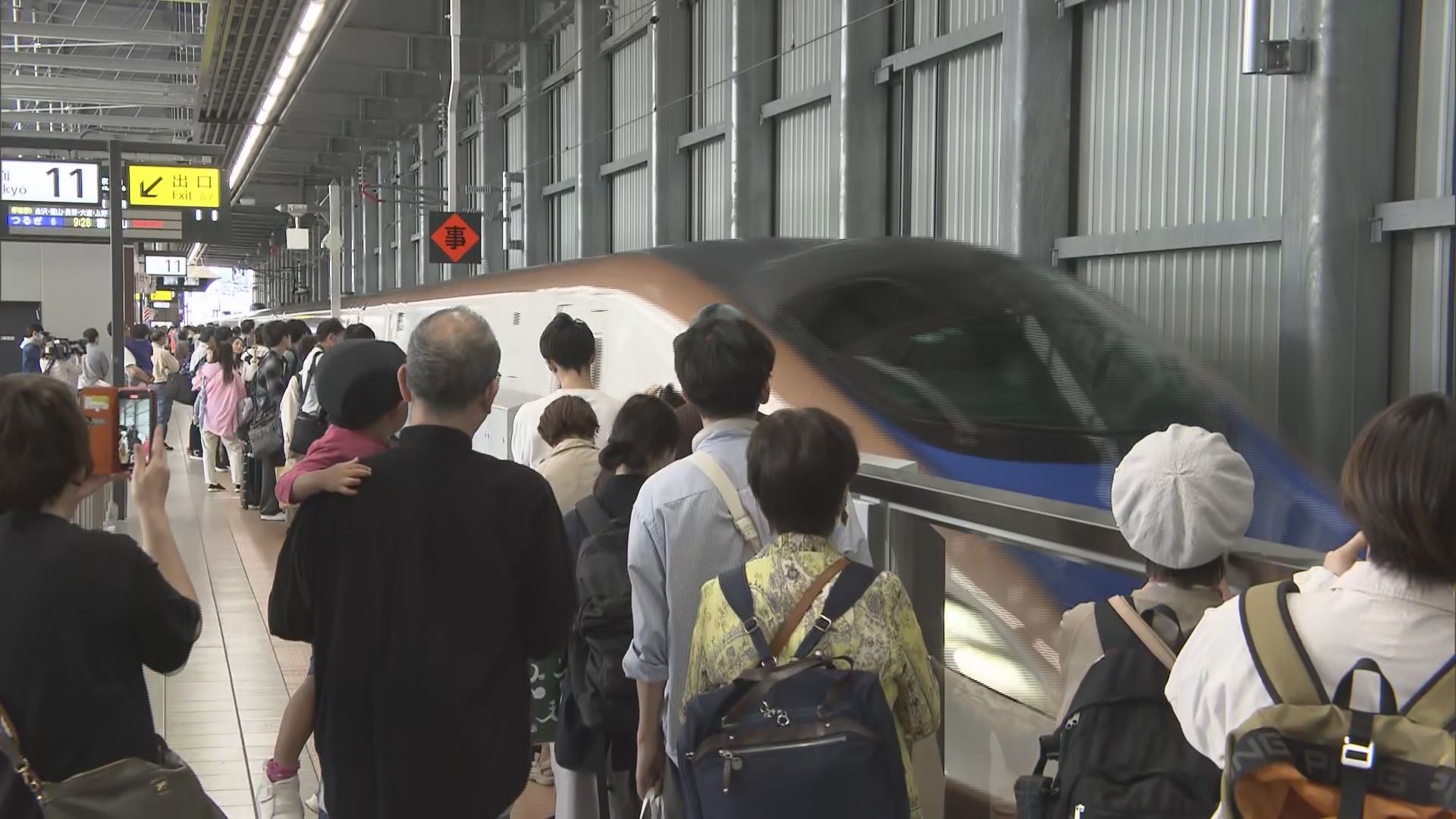 Uターンラッシュ　北陸新幹線は終日“満席”　関東などへ戻る帰省客らで混雑　大型連休最終日