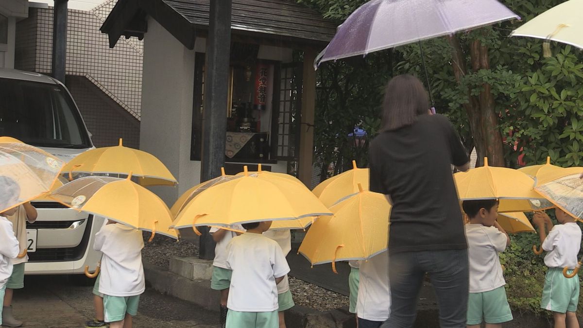 福井市の園児が復興のシンボル「慈母観音像」の前で静かに手を合わせる
