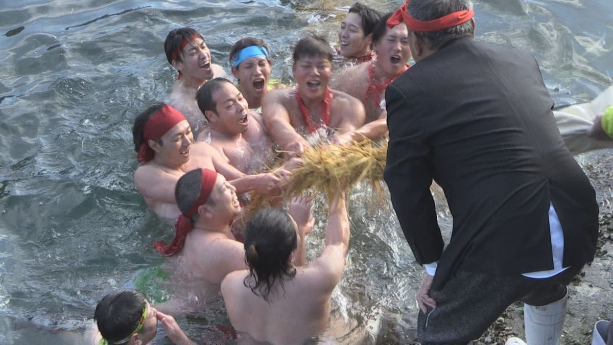 運河に飛び込み綱を引きちぎる「水中綱引き」380年以上続く美浜町の伝統行事　国選択無形民俗文化財