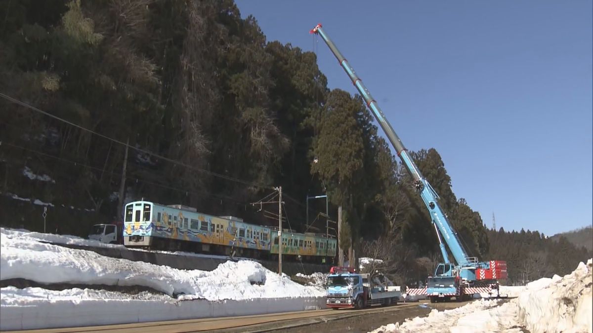脱線車両をつり上げ 事故発生から8日 レールなど点検し早期運転再開へ えちぜん鉄道・勝山永平寺線