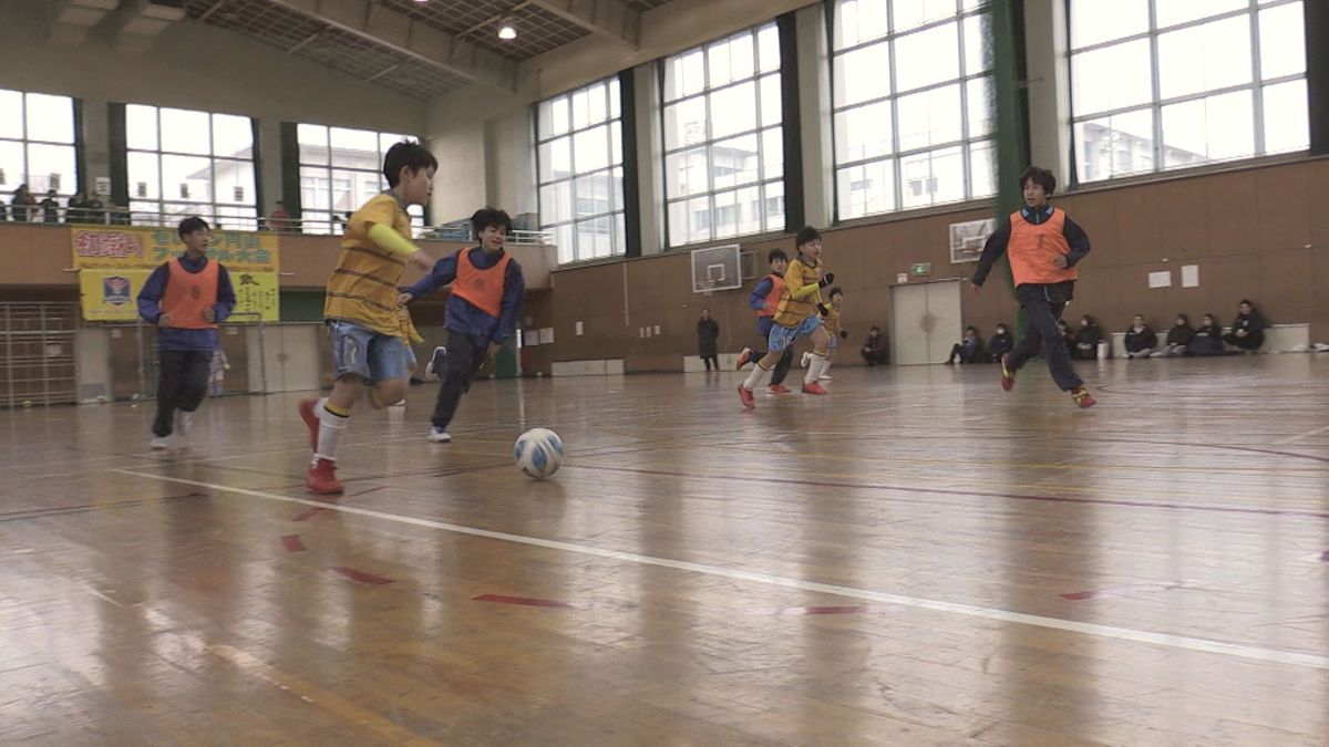 フットサル大会で初蹴り 新春恒例、寒さ吹き飛ばす熱いプレー 幅広い年代が参加し交流 福井市・円山小学校
