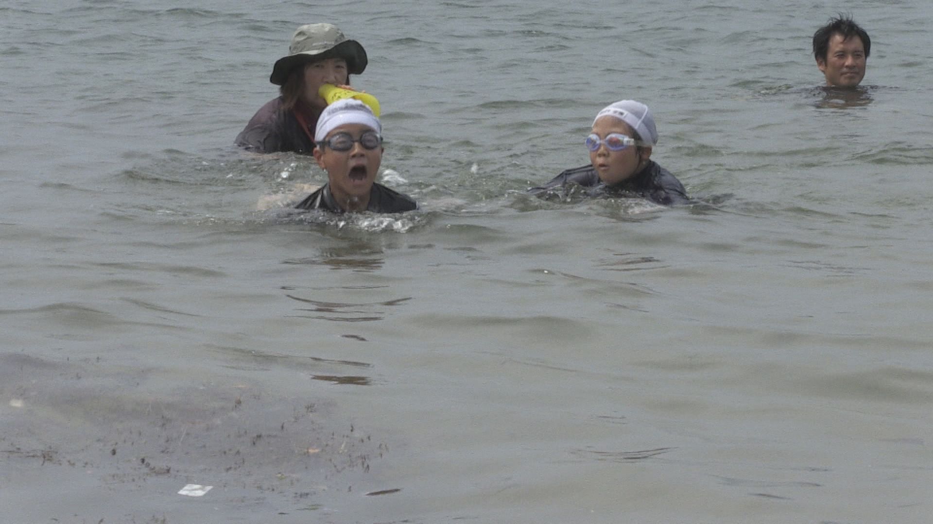 小浜市内の海岸で地元児童が遠泳に挑戦　仲間と絆を深め成長育む