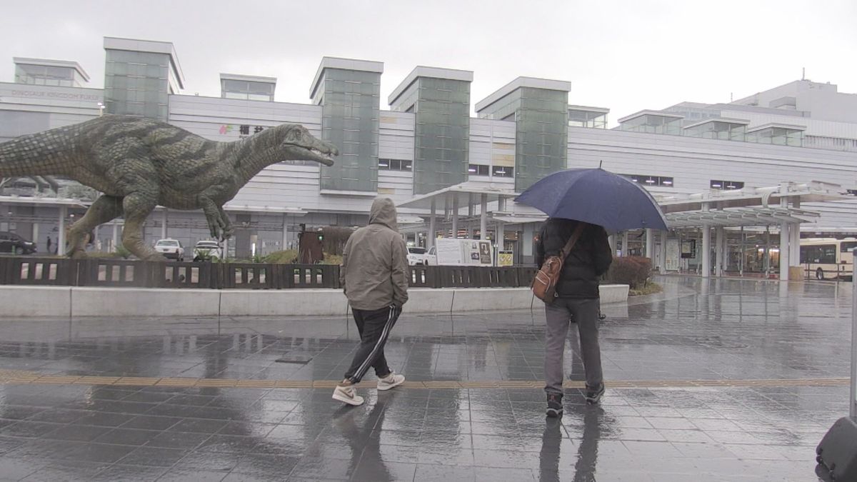 ぐずついた天気に 夜は山あいで雪に、寒気流れ込む 元日朝にはやむ見込み 冬型の気圧配置次第に緩む