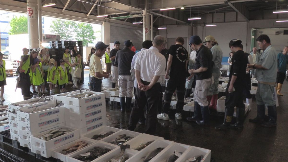 威勢のいい声に驚き 夏休み中の子どもたちが魚の競りを間近で見学 値段を伝える指の形も教わる(2025年7月25日掲載)|FBC NEWS NNN