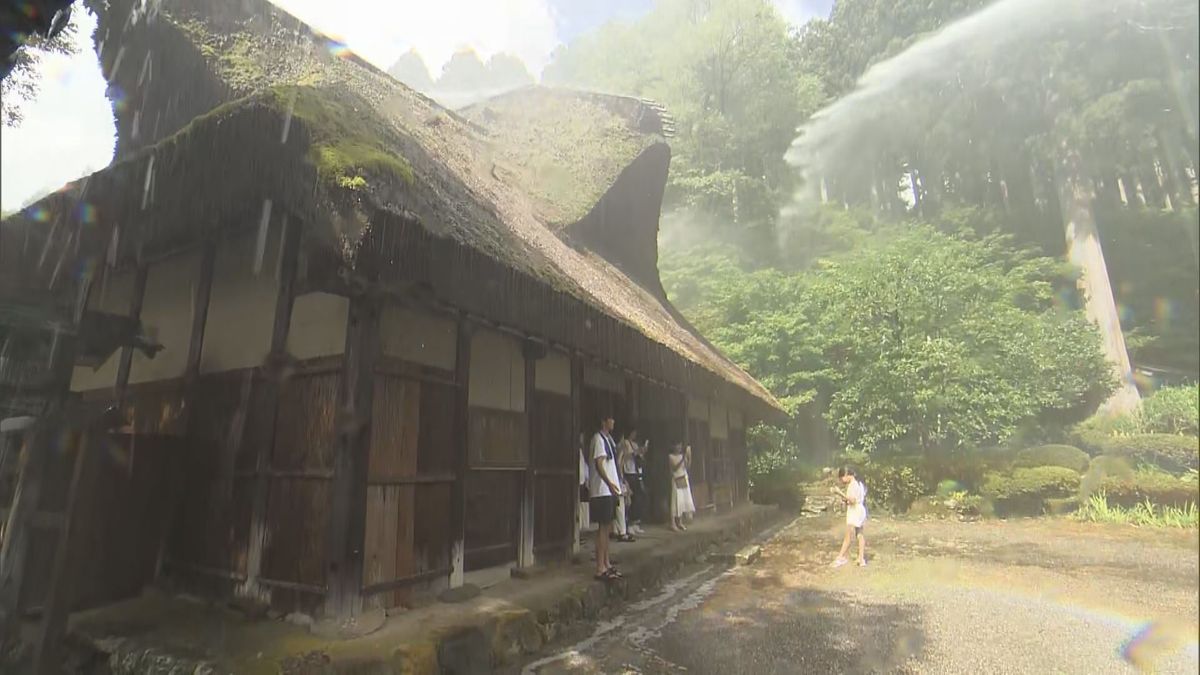 "納涼シャワー"でひとときの涼 真夏日に放水銃で一斉放水 坂井市丸岡町・千古の家