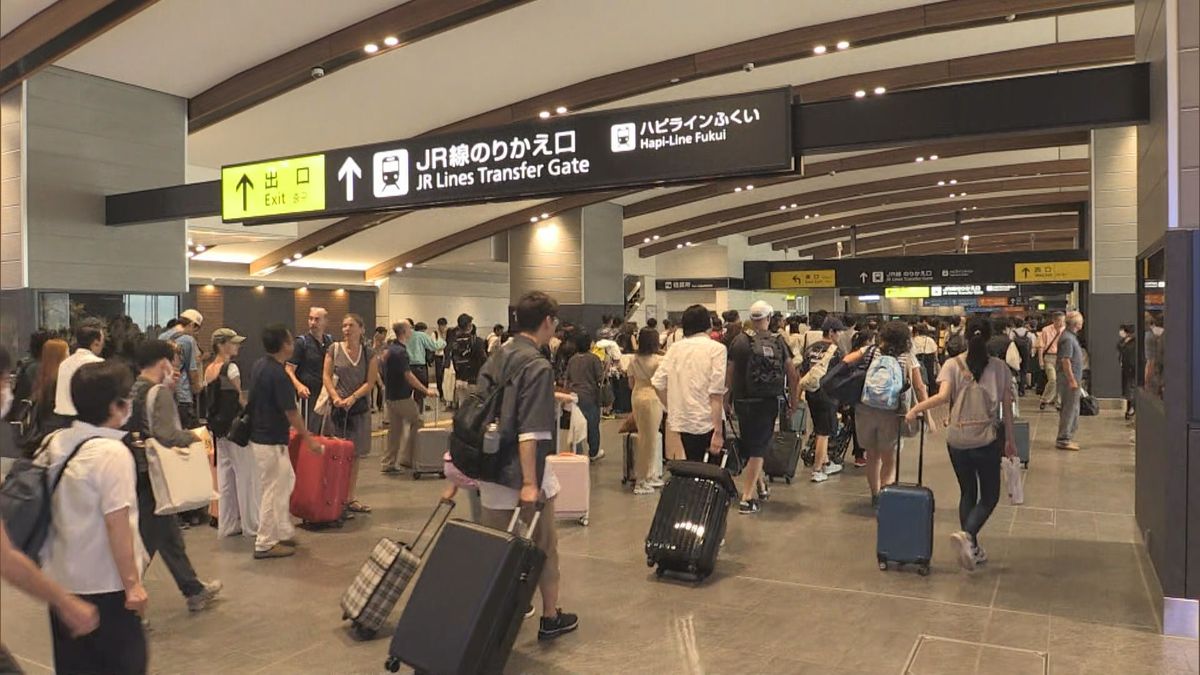 帰省ラッシュで混雑、JR敦賀駅 新幹線開業でアクセス向上 特急列車は混雑見られず Uターンは12日ピークか