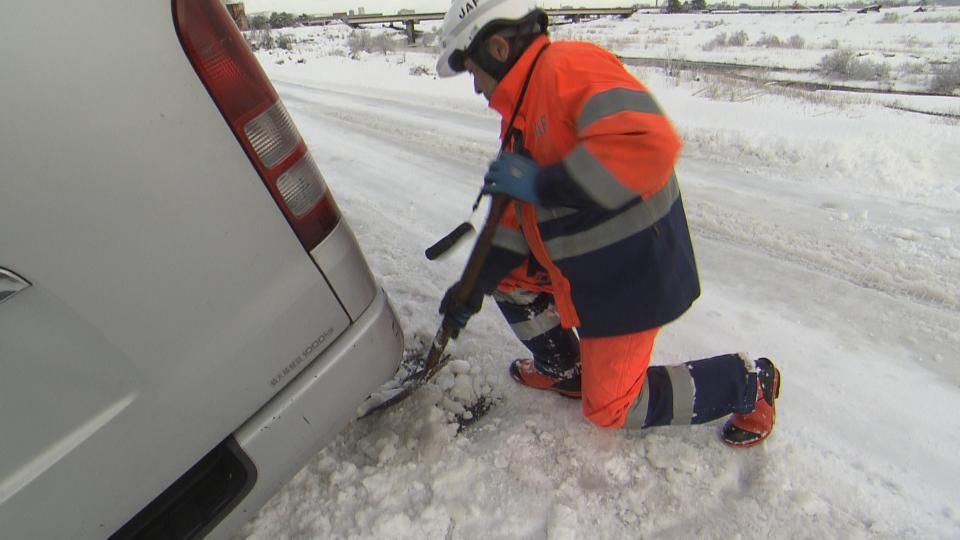 大雪の影響で車のスタック相次ぐ 救助要請が去年の3倍に増加