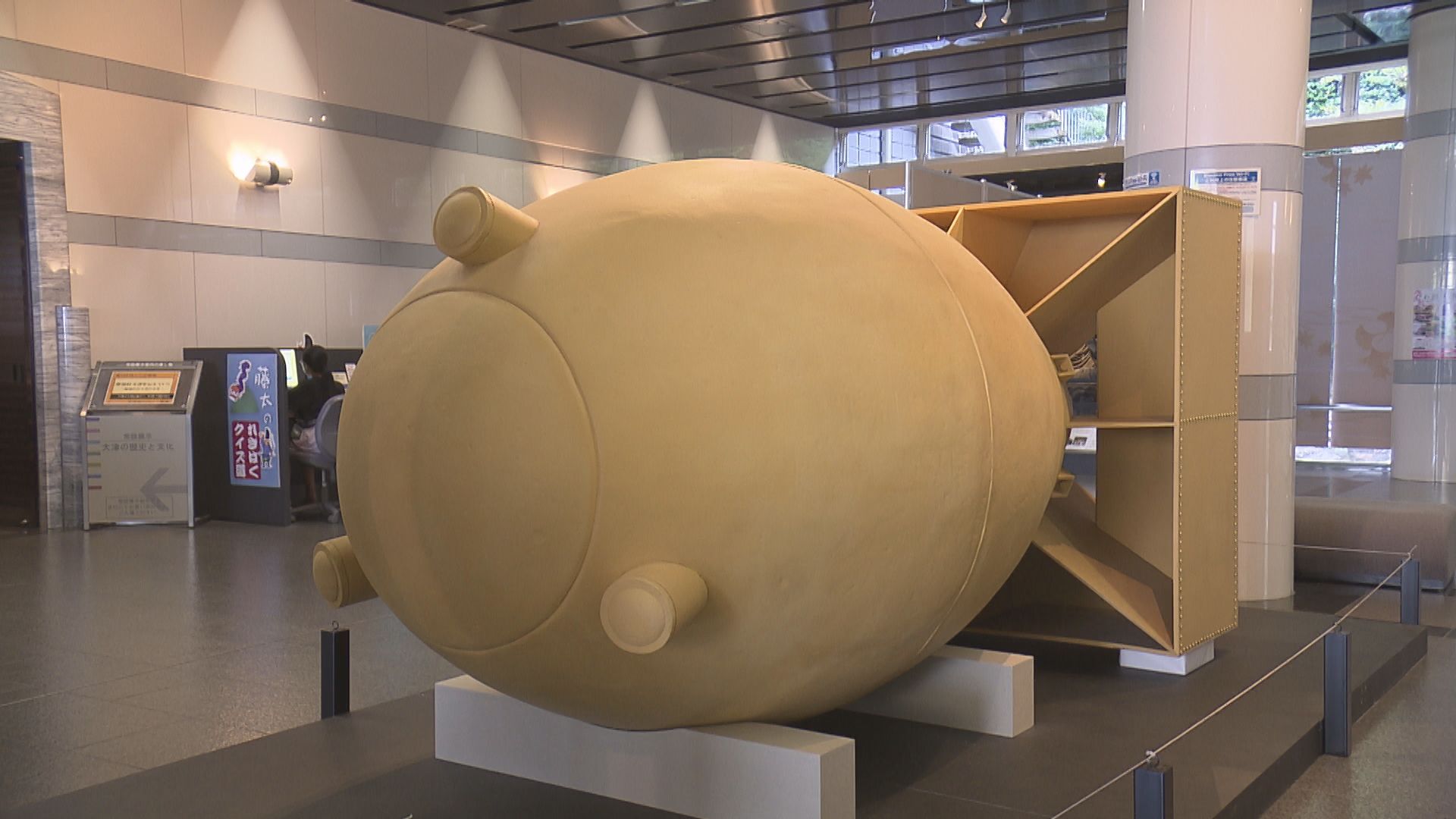 アメリカ軍が戦時中、日本に投下した焼夷弾（鉄材）から作った花瓶 アメリカ軍が戦時中、日本に投下した焼夷弾（鉄材）から作った花瓶