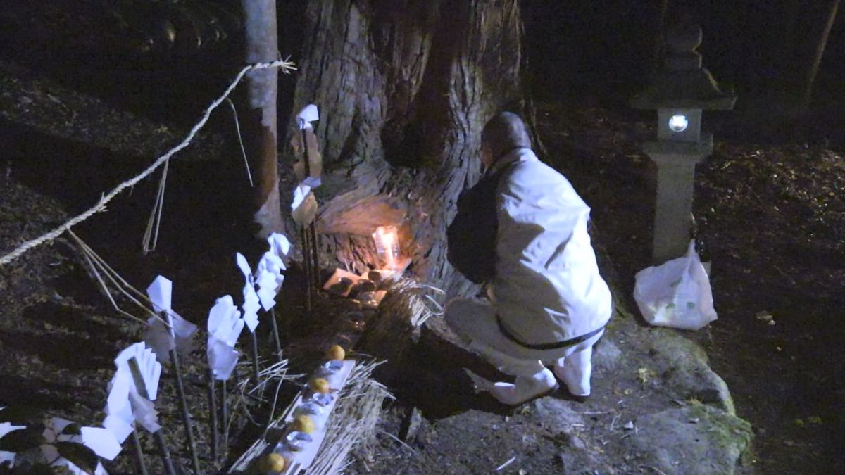 小浜で伝統行事「山の口講」　山の恵みに感謝、今年の山仕事終える　麓の神社で供え物　新年1月9日まで山に入らず