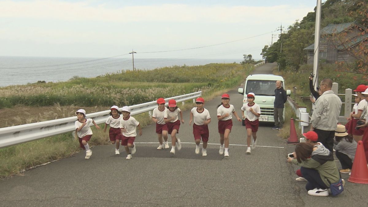 海沿いの難コースを駆け抜ける　児童が挑む、恒例の海岸段丘マラソン　沿道の声援を背に全員完走　福井市鷹巣地区