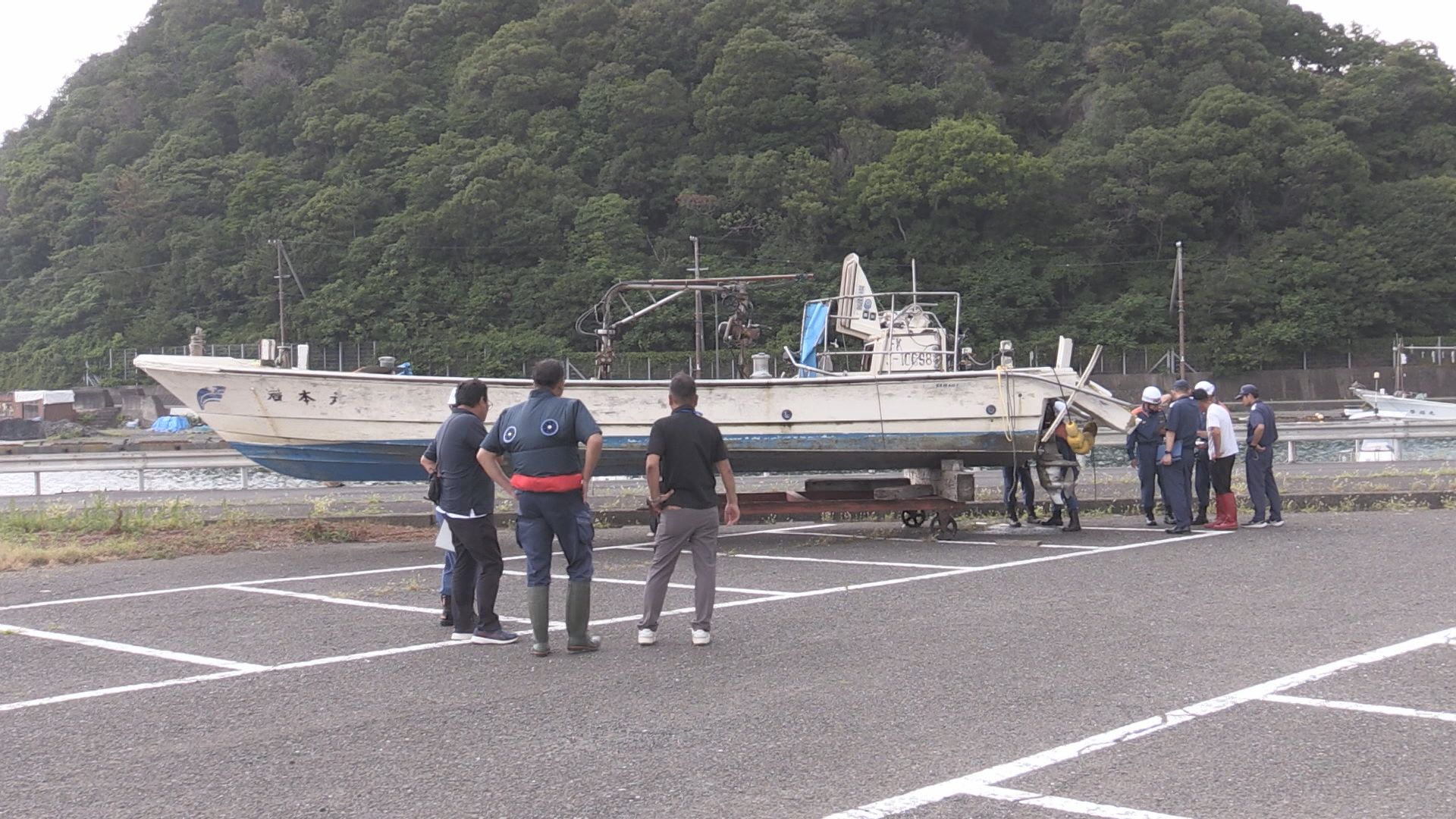 高浜町の花火大会で暴発して沈没した船を引き揚げ 海保などが事故原因