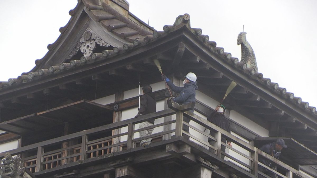 1年の汚れ落とす「すす払い」 新幹線開業でにぎわった1年も終わりに 坂井市・丸岡城、大みそかはライトアップ