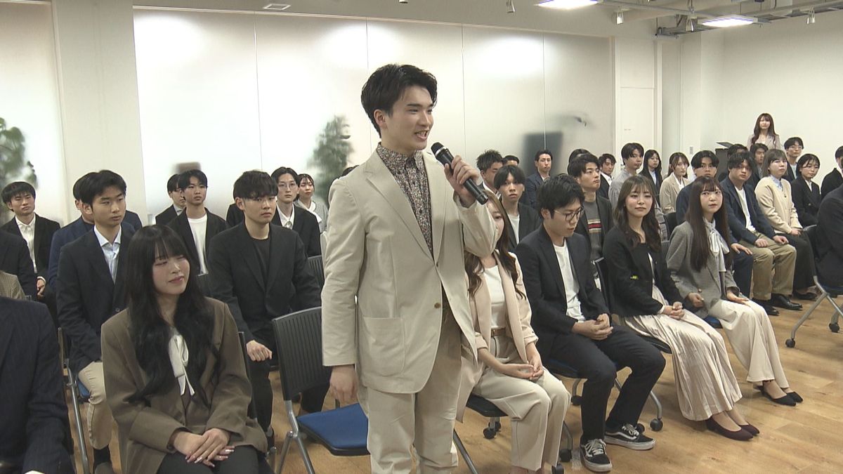 柄物のシャツに両耳ピアスも　私服OKの入社式でスピーチ「挑戦を重ね、全力で努力」　福井市･オールコネクト