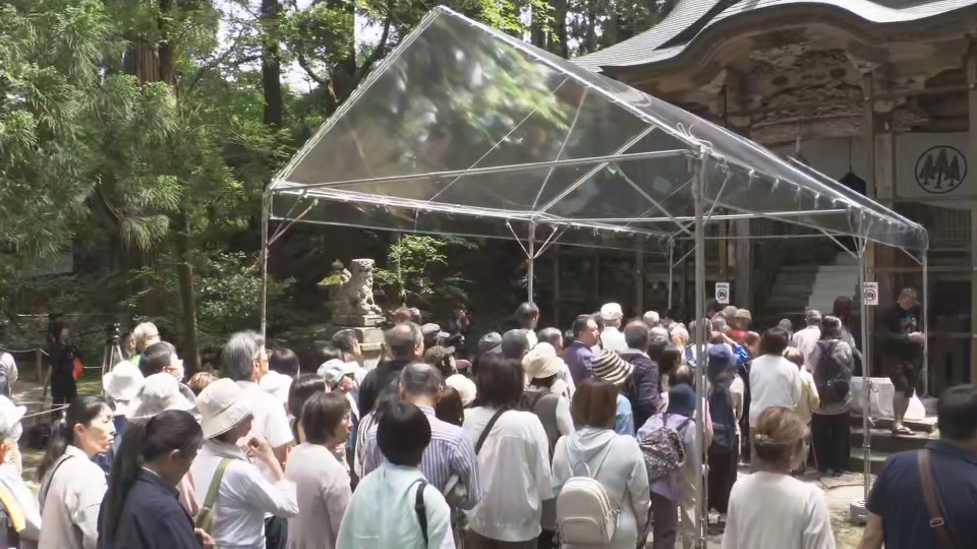 勝山市の平泉寺白山神社で33年ぶり御開帳 大勢の参拝客が女神さまの姿を目に焼き付ける