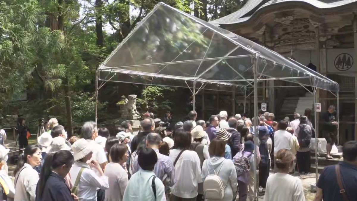 勝山市の平泉寺白山神社で33年ぶり御開帳 大勢の参拝客が女神さまの姿を目に焼き付ける