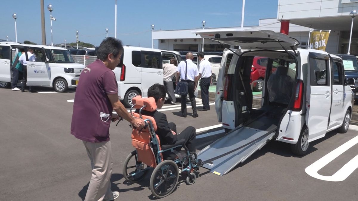 福祉車両4台を贈呈、車いすのまま乗車可能 DSGグループ「少しでも 