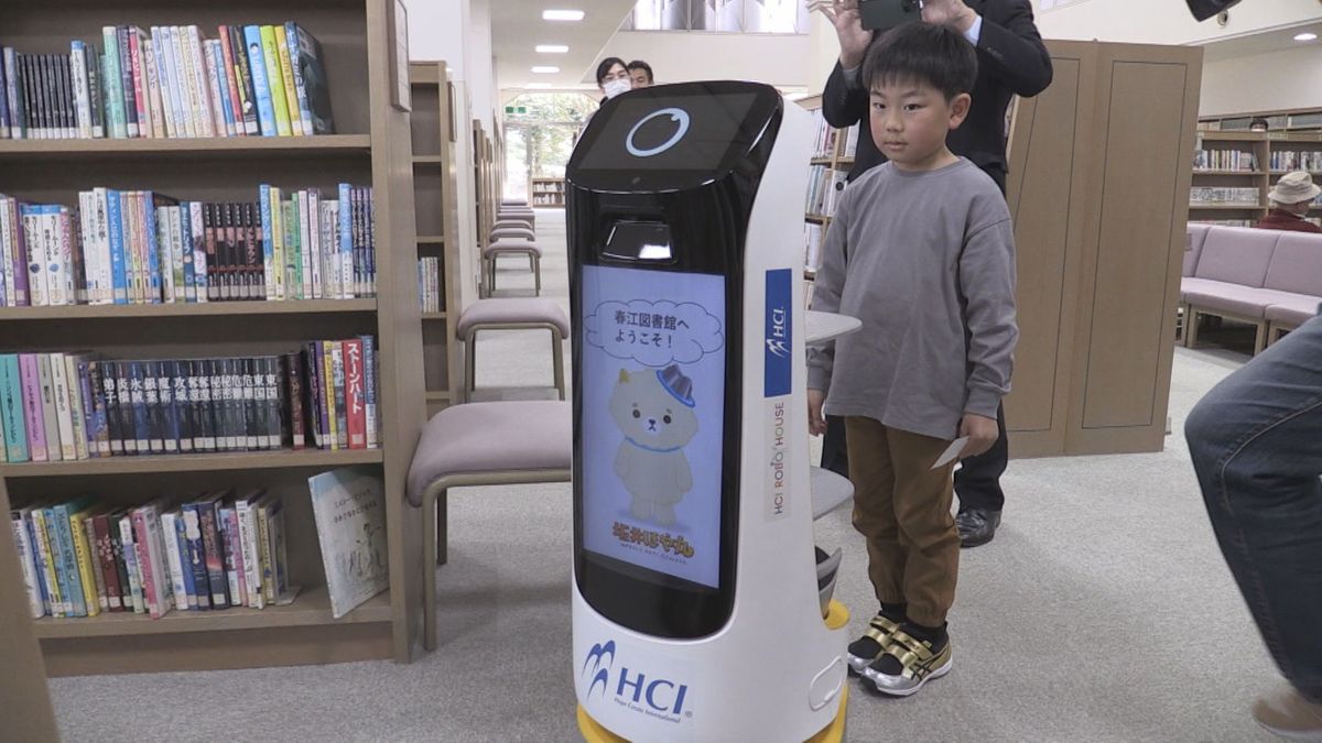 坂井市の図書館でロボットが本を探すお手伝い 子どもにはワクワク 大人には気軽さを提供