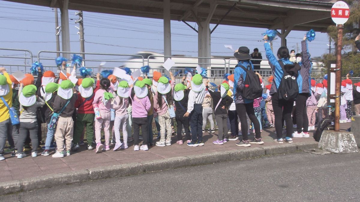 「バイバイ、サンダーバード」JR北陸線の列車に旗振ってお見送り　坂井市の園児ら　鯖江駅ではメッセージボードも