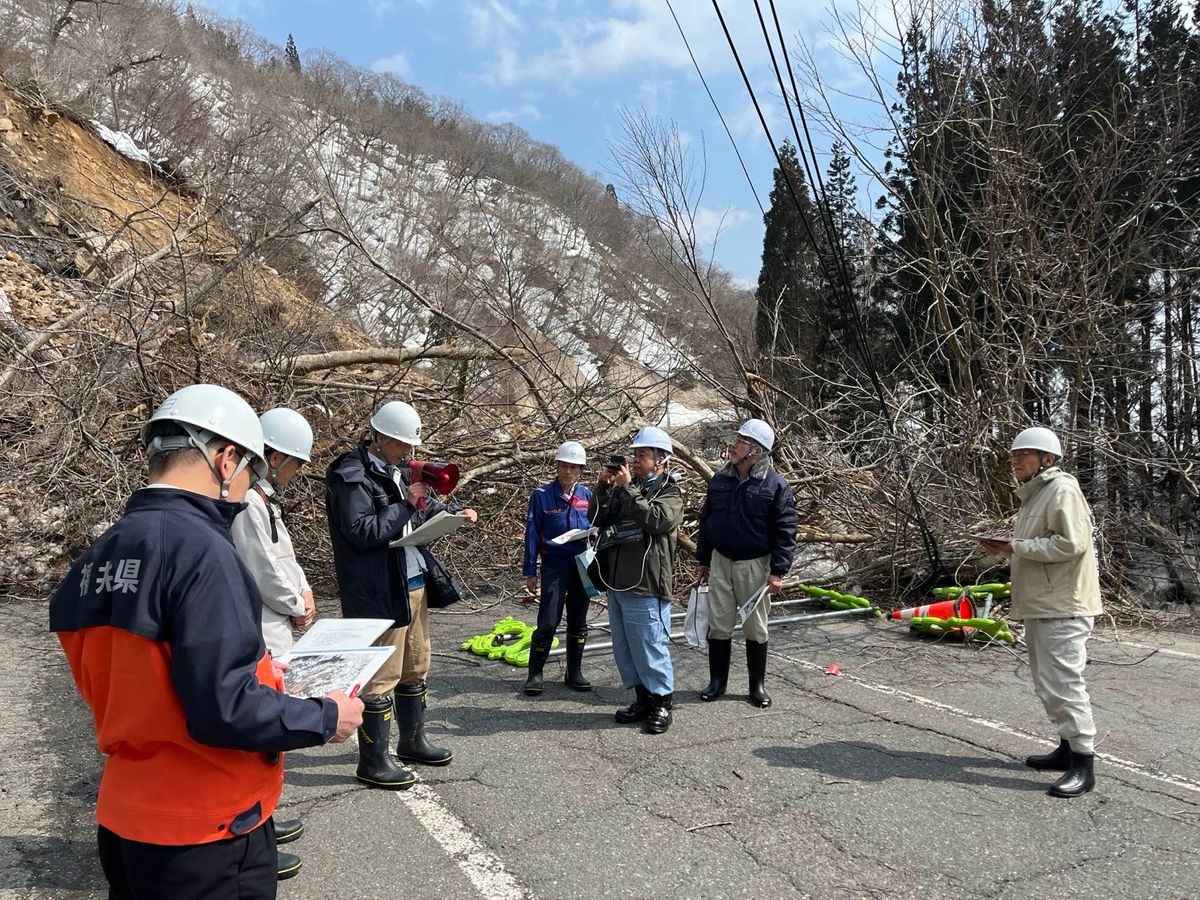 国道158号の土砂崩れ　原因は地形と雪解け　復旧にはかなりの時間かかる見通し　う回路の設置も含め復旧作業　