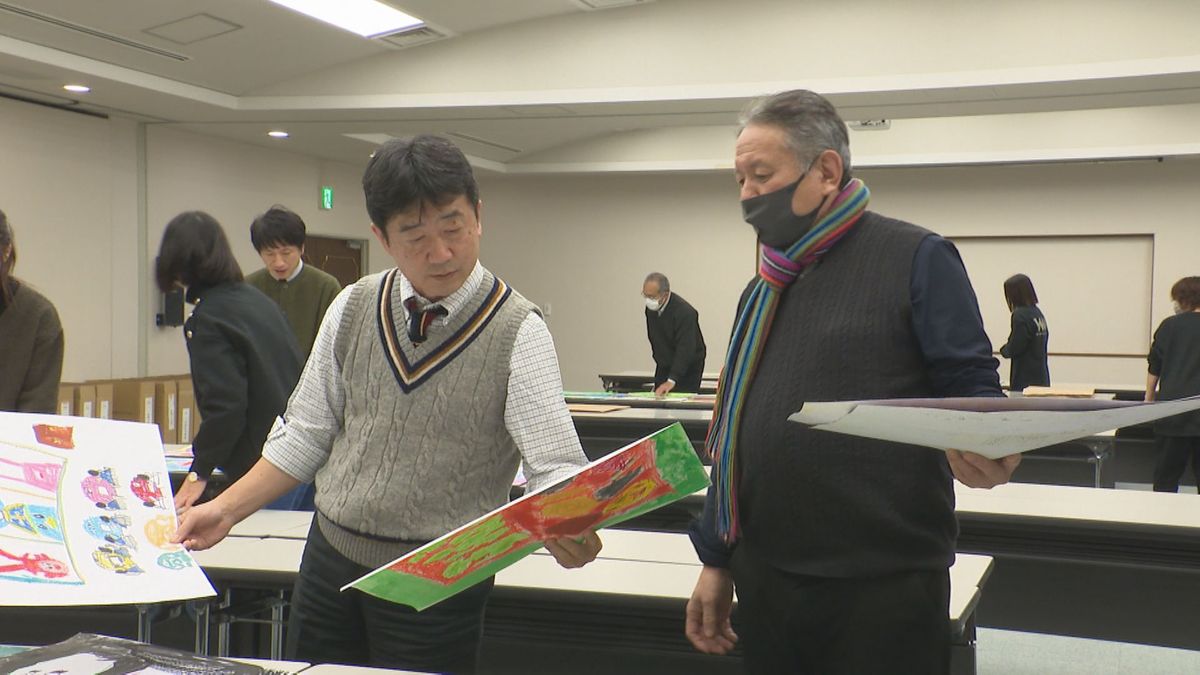 感性豊かな作品3500点 県小中学校図画作文コンクール審査始まる 生き物とのふれあいや思い出の瞬間を作品に