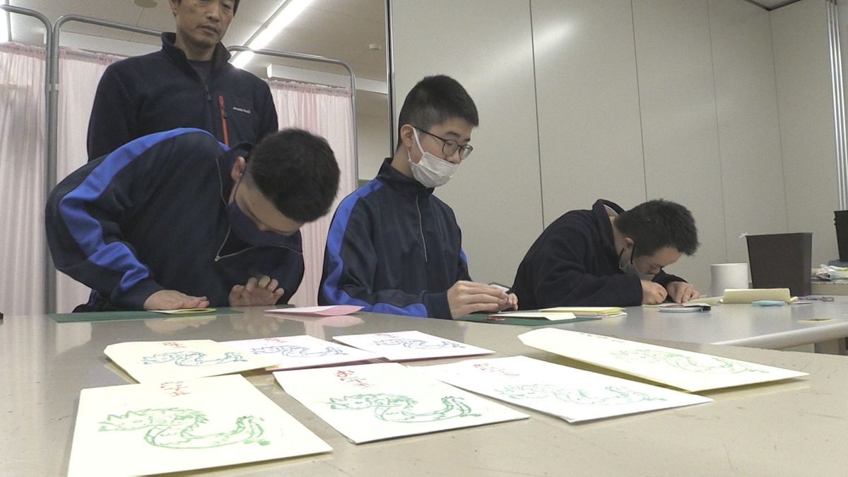越前和紙のお年玉袋 生徒が手作り 消しゴムはんこで“辰”もデザイン 嶺南東特別支援学校