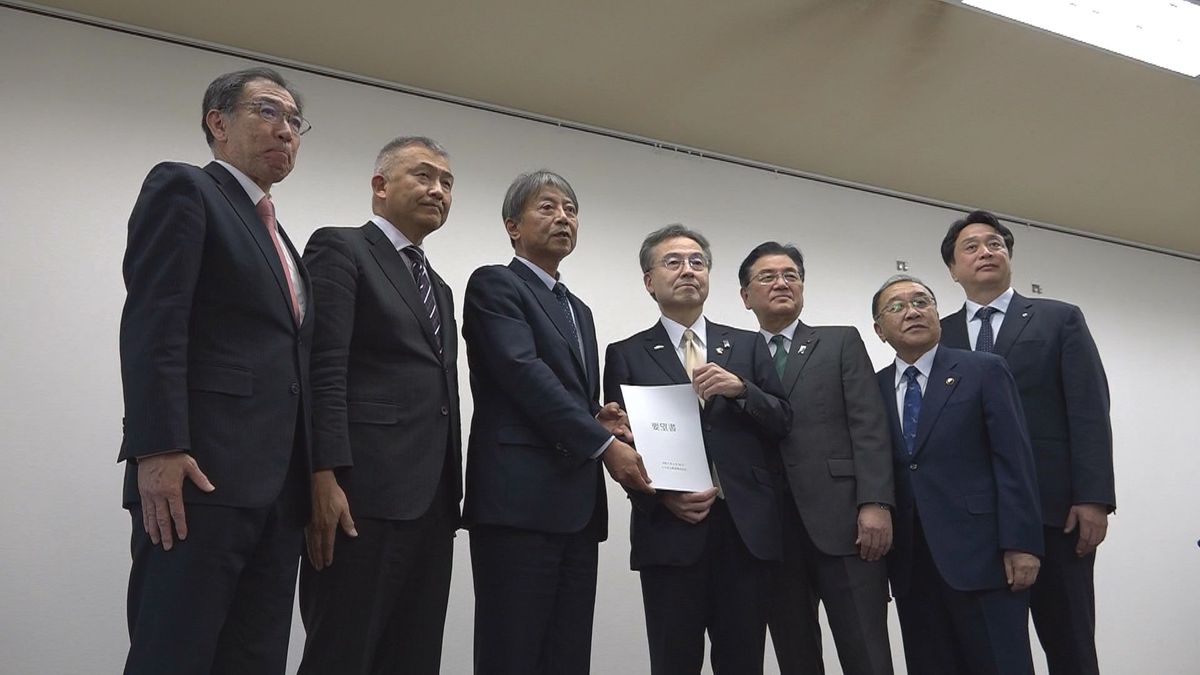 落石脱線事故でえち鉄が県に要望　安全対策に支援を　現場の山の斜面にはまだ露出した岩石が　