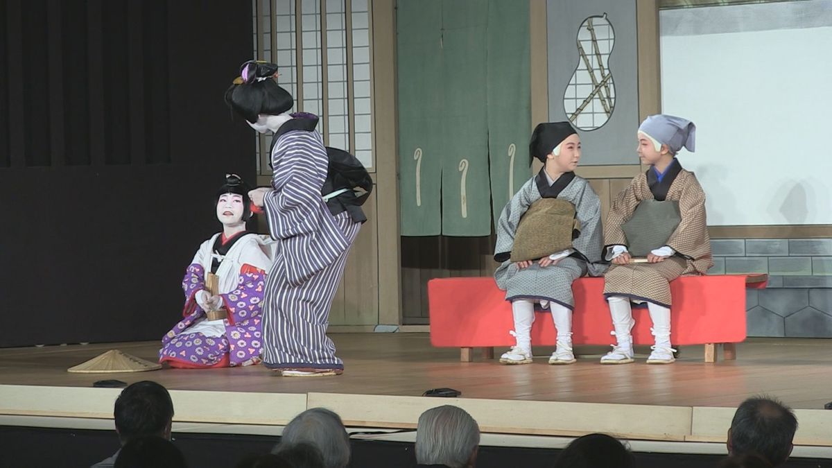 子どもたちが半年間の稽古の成果を披露　坂井市丸岡町　まるおか子供歌舞伎に１０００人詰めかける