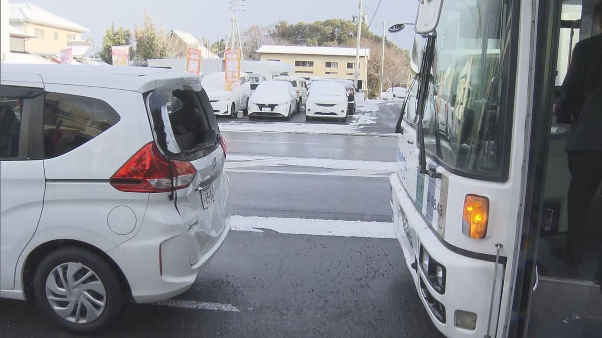 【寒波】西鉄の路線バスが乗用車に追突　路面凍結でスリップか　佐賀県内では交通事故で5人ケガ