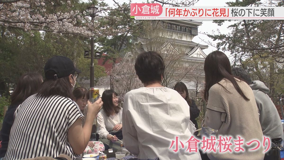 小倉城桜まつりを楽しむ人たち