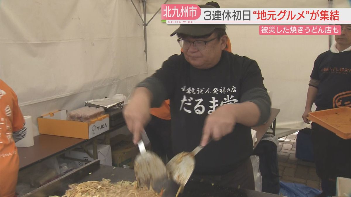 焼うどんを作るだるま堂店主